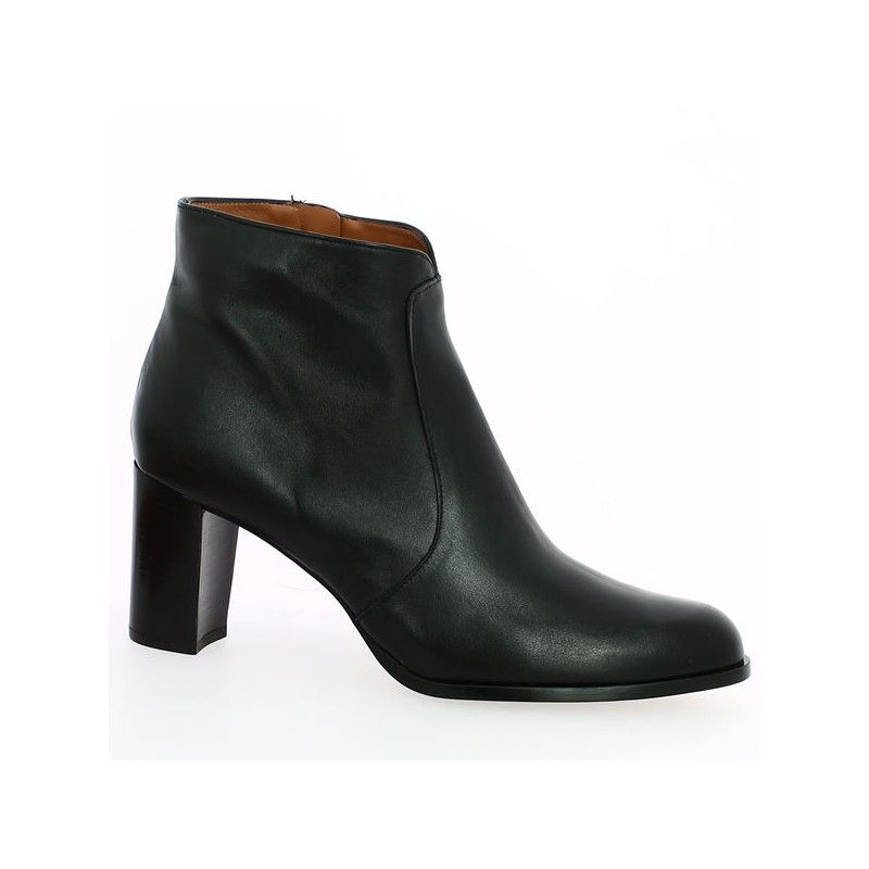 black leather boots heel woman, profile view
