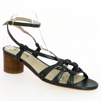 Sandal with black leather ring links, large size, profile view