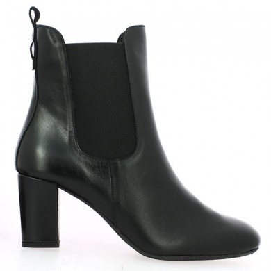 tall boot with thick elasticated heel in black leather, side view