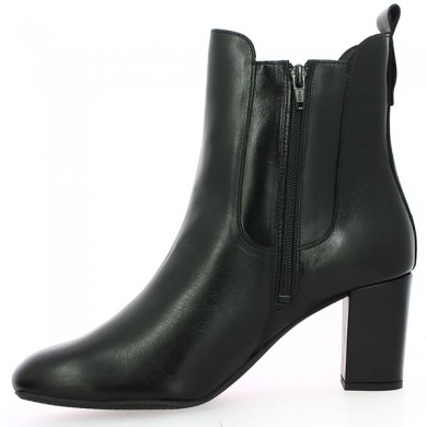 women's tall boots with thick, comfortable elasticated heel, black leather, interior view