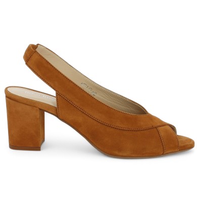 Discover "Louise", an elegant and comfortable sandal pump in camel suede leather. Available in large sizes (42-45) on