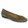 Ballerine en cuir velours taupe Gabor 74.166.18 avec plaque décorative grande pointure femme Shoesissime, vue profil