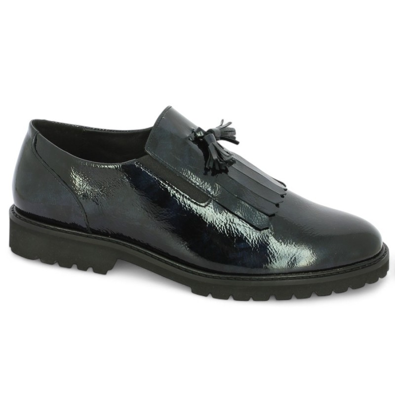 Mocassin en cuir vernis noir avec franges et pampilles grande pointure femme Shoesissime, vue profil