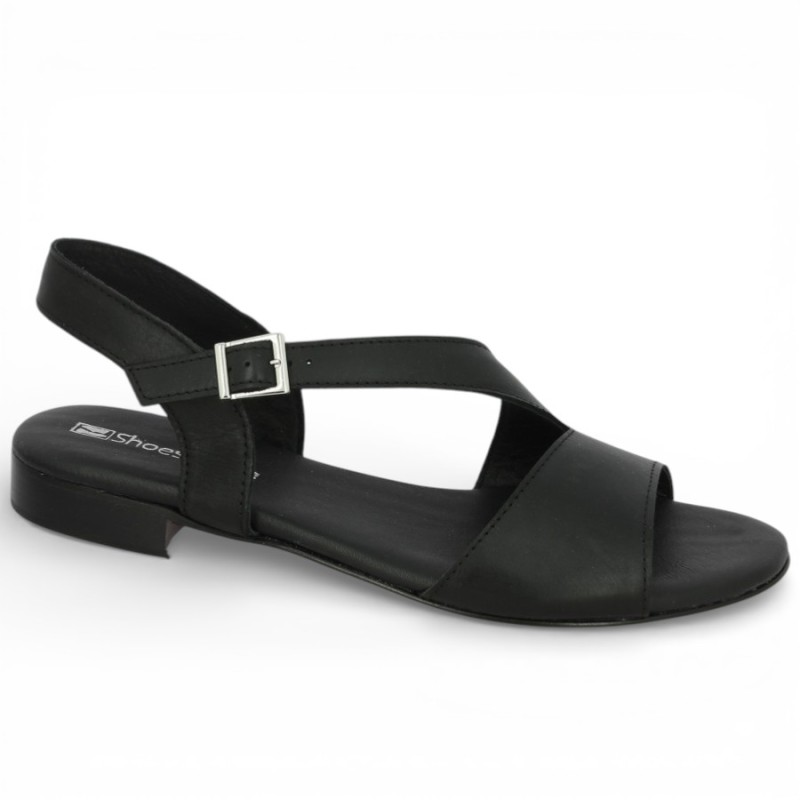 Assert your style with the "Giulia" sandal in women's plus sizes! This black leather model sculpts the foot with moder