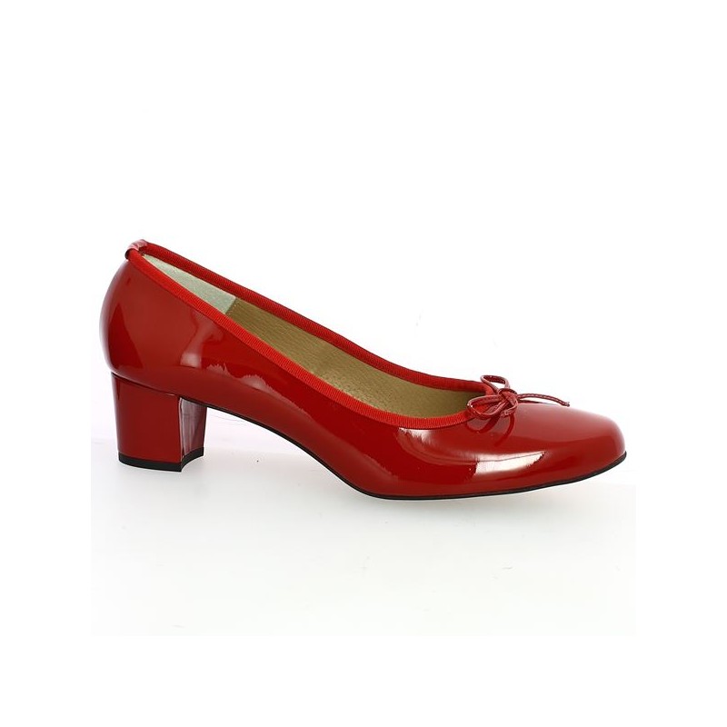 Small red heel 42, 43, 44, 45 woman, profile view