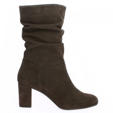 brown pleated mid-boot heel large size woman, side view